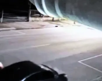 Criança se jogando da bicicleta para escapar de carro desgovernado