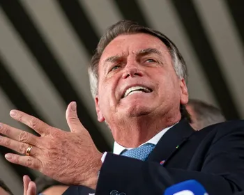 Damares diz que Bolsonaro passou mal em casa: "Momento mais triste"