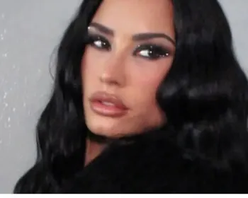 Demi Lovato é flagrada em avião e diverte fãs: "Gente como a gente"