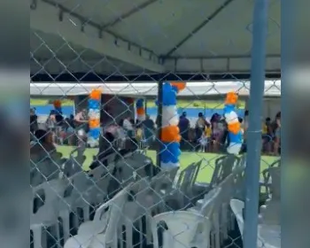 Distribuição de cestas ao lado de adesivos de JHC em espaço público levanta questionamentos em Maceió