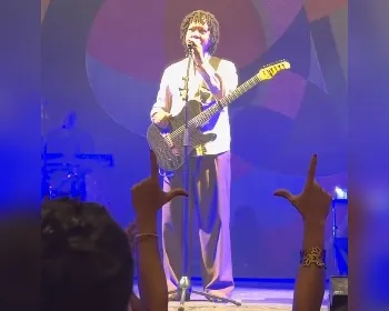 Djavan reforça apoio a Lula durante show, e presidente reage: 'Pronto para mais'