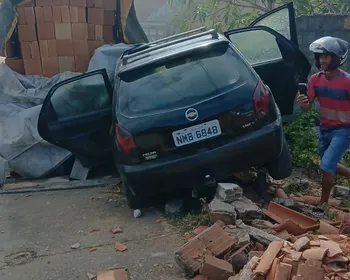 Duas pessoas ficam feridas após carro colidir com tijolos em Maceió
