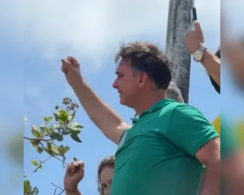 Em São Luís, Flávio chora em comício e ergue retrato de Jair Bolsonaro