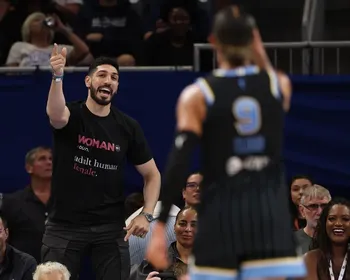 Ex-jogador é expulso de jogo após protesto contra atletas trans