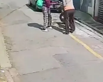 Falso entregador tenta roubar idosa e é rendido por moradores