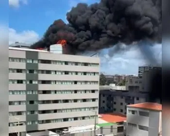 Funcionários inalam fumaça durante incêndio no Ritz Suítes e são levados para UPA