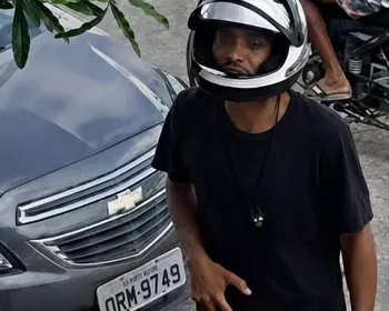 Garupa desce de moto, aborda mulher e rouba celular em plena luz do dia em Arapiraca