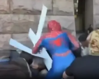 "Homem-aranha" agride apoiador de Trump durante ato racista nos EUA