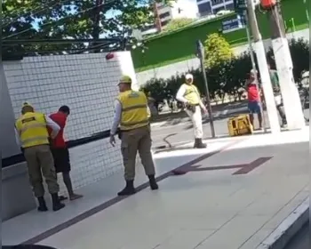 Homem é detido após quase bater em viatura e desacatar agentes na Ponta Verde
