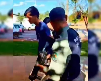 Homem mata amigo a facadas, esconde corpo em colchão e confessa crime; veja vídeo