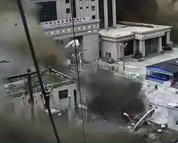 Imagens mostram enxurrada de lama violenta destruindo vila no Nepal