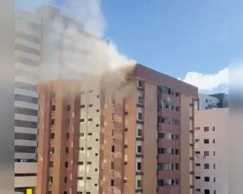 Incêndio atinge apartamento no 7º andar de prédio na Ponta Verde