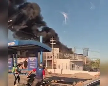 Incêndio de grandes proporções atinge galpão no Polo de Confecções de Delmiro Gouveia