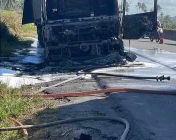 Incêndio destrói caminhão às margens da AL-101 Sul, em Marechal Deodoro