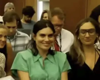 Jornalista é demitida após viralizar sorrindo para câmera em julgamento de assassinato