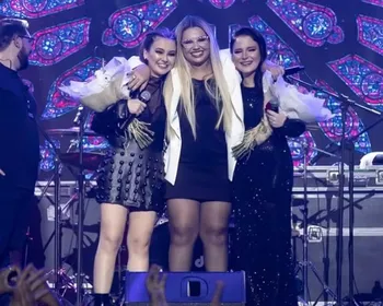 Klara Castanho posta foto de elenco no filme de Marília Mendonça
