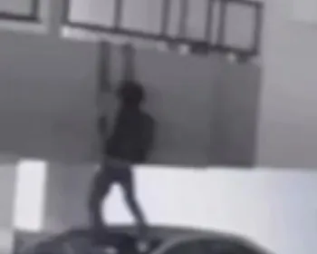 Ladrão é filmado escalando muro para invadir apartamento