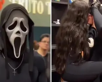 Mascarado recebe fila de leitoras na Bienal com beijos, tapas e até colo
