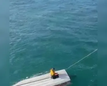 Menino de 15 anos é resgatado após 3 dias à deriva em mar do Alasca
