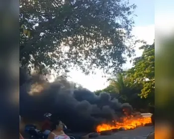 Moradores cobram aluguel social e bloqueiam trecho de avenida em Maceió