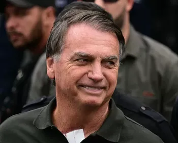 Moraes autoriza visitas de Carlos Bolsonaro e Jair Renan ao pai