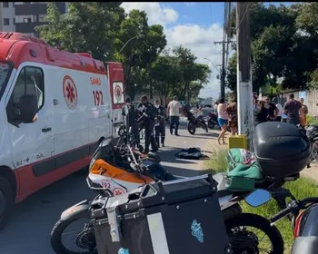 Motociclista fica ferida após ser atingida por carro no Santa Amélia
