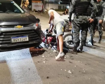 Motociclista fica ferido após colisão com carro em cruzamento de Arapiraca