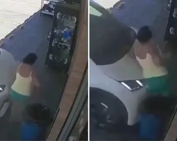 Motorista confunde pedais e prensa mulher contra a parede
