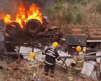 Motorista morre carbonizado após carreta pegar fogo em GO