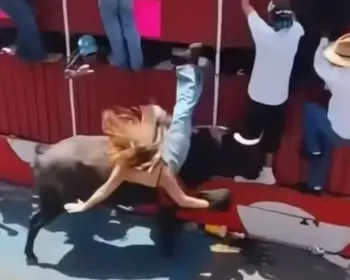 Mulher fica com o rosto desfigurado após ser chifrada por touro em festival