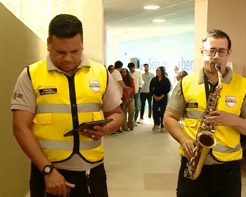 Música transforma corredores de hospital e emociona pacientes idosos em Maceió