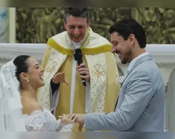 Noiva enfrenta dificuldade inesperada ao colocar aliança no dedo do noivo, padre dá risada e diz: 'Vai devagarinho que vai'