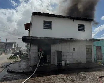 Oficina de refrigeração pega fogo em Arapiraca; veja os vídeos!