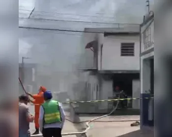 Oficina de refrigeração pega fogo em Arapiraca; veja os vídeos!