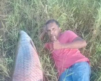 Pescador que viralizou após capturar pirarucu de mais de 70 kg morre em acidente com arpão