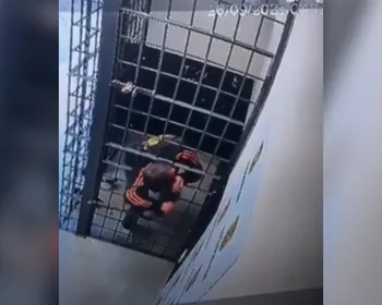 Preso se espreme entre grades de cela e foge de delegacia; veja vídeo