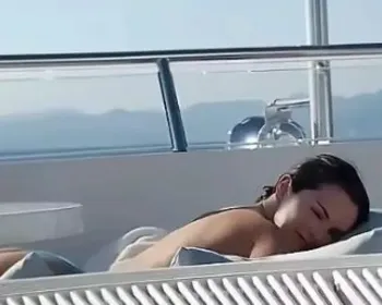 Selena Gomez aparece de topless em vídeo compartilhado pelo marido e gera reações de fãs