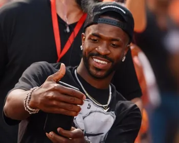 Sem Virginia, Vini Jr. é surpreendido em evento da Nike: ‘Bonito e cheiroso’