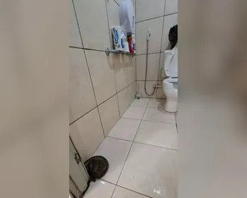 Sucuri é encontrada em banheiro de escola; Veja vídeo
