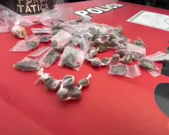 Suspeito tenta esconder drogas embaixo de mesa e acaba preso na Pajuçara