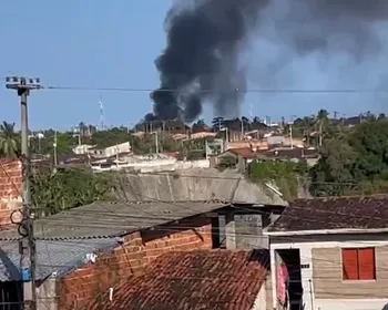 Terreno baldio pega fogo próximo a residências no Benedito Bentes