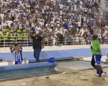 Torcida do CSA atira objetos contra jogadores após tropeço na Série D; veja