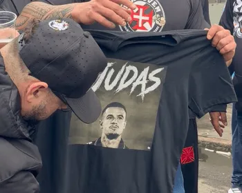 Torcedores do Vasco protestam contra Coutinho, que acertou com o Santos