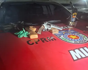 Três criminosos são presos com arma, drogas e munições no Benedito Bentes