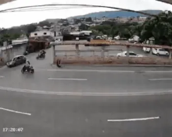 Tubulação subterrânea sofre explosão gigante; motoristas escapam por pouco de tragédia