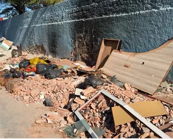 Vasos sanitários, pneus e entulho são deixados nos fundos de escola na Jatiúca