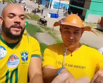 Vendedor das Casas Bahia envolvido em polêmica com petista grava vídeo com Flávio Bolsonaro