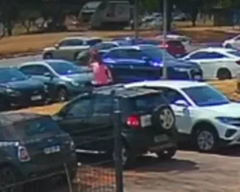 Vídeo: câmera flagra moradora de rua depredando carros em estacionamento
