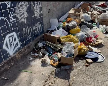 Vídeo: descarte irregular de lixo provoca mau cheiro e atrai ratos no Farol