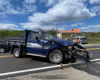 Vídeo: duas pessoas ficam feridas após colisão entre picapes na BR-316